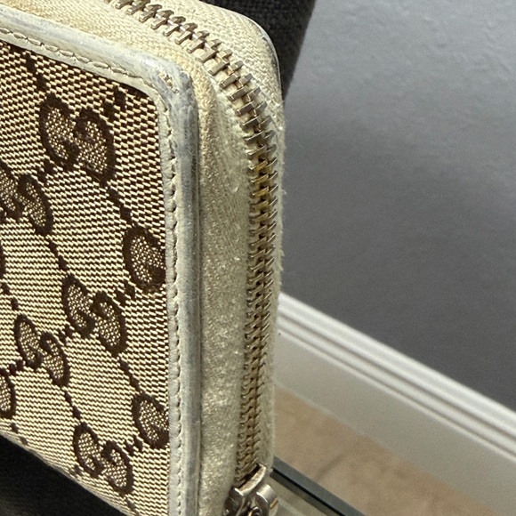 Gucci Beige and Green Monogram Clutch - Picture 4 of 11